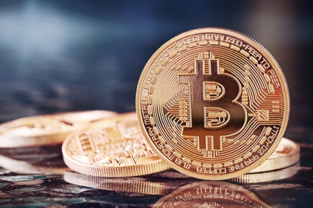 El Bitcoin ronda los 71.000 dólares; la atención se centra en el halving y el IPC